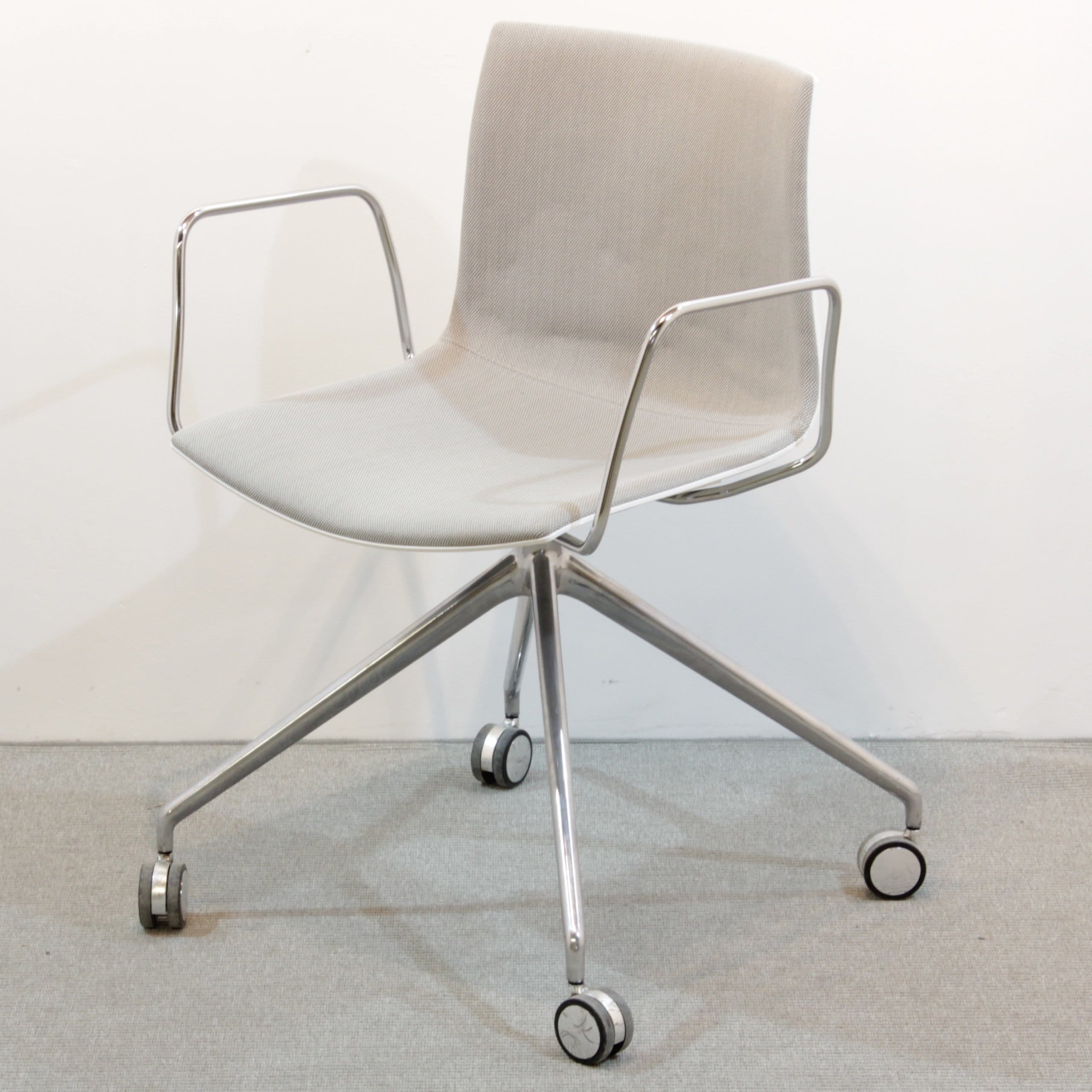 Begagnad Stol Arper Catifa Grå