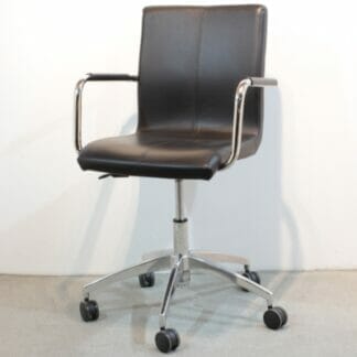 Stol karmstol i svart skinn